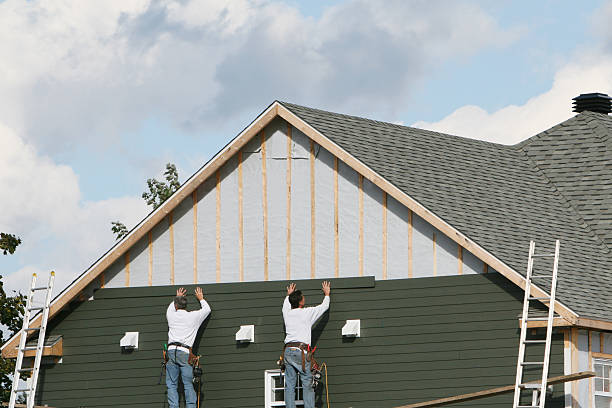 Professional Vinyl Siding technician working in Crystal River, FL